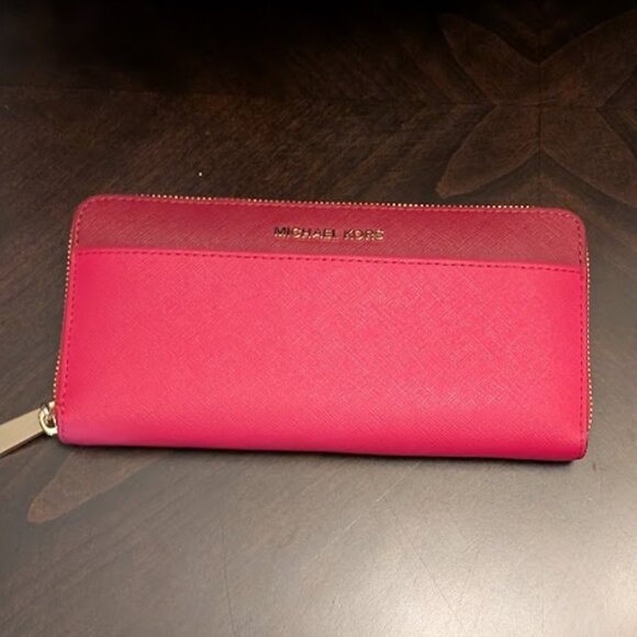 O2 MICHEAL KORS Pocket Continental Wallet Cranberry Leather Zip (NWOT) - Picture 1 of 7